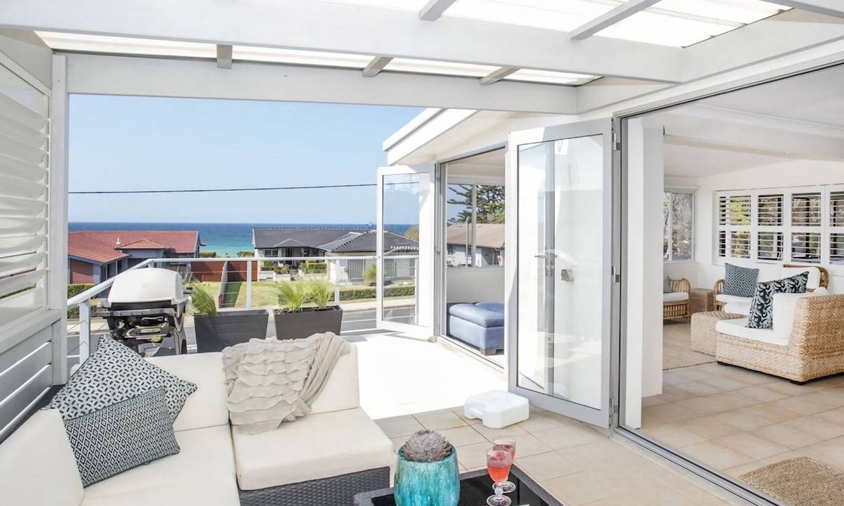 Mollymook Beach Apartment | FREE NIGHT. Pay for 2 stay for 3