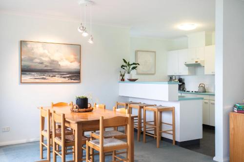 Mollymook Beach Apartment | Free night! Pay for 2 stay for 3