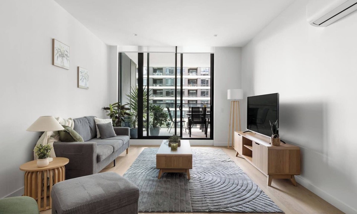 Moonee Ponds Apartment | Free parking - trackside apartment with pool, gym