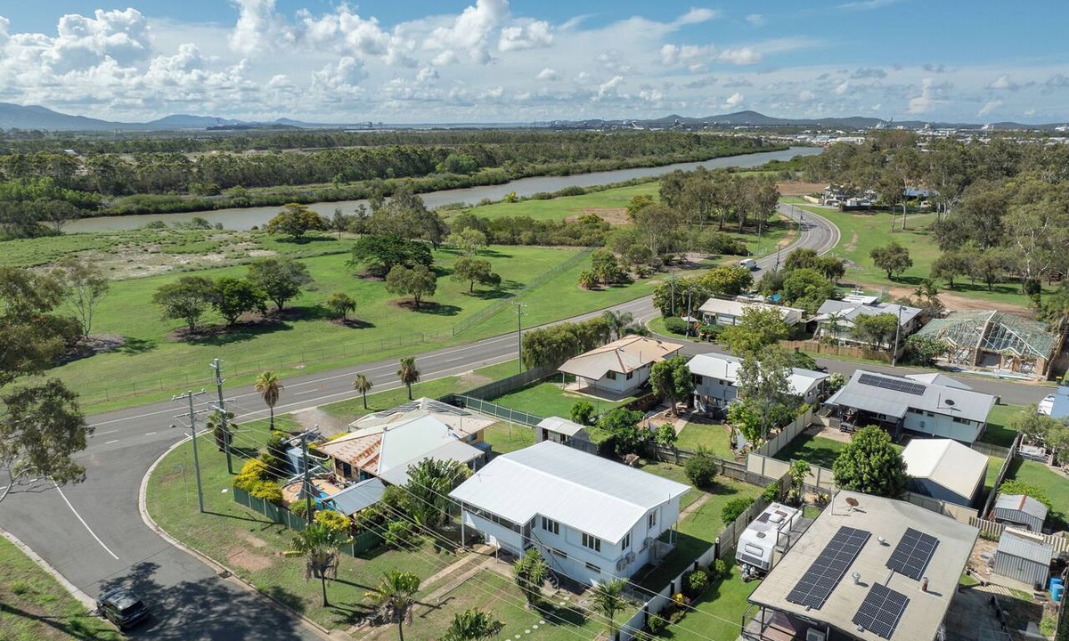 West Gladstone House | Fully renovated home, close to parks, river & beach