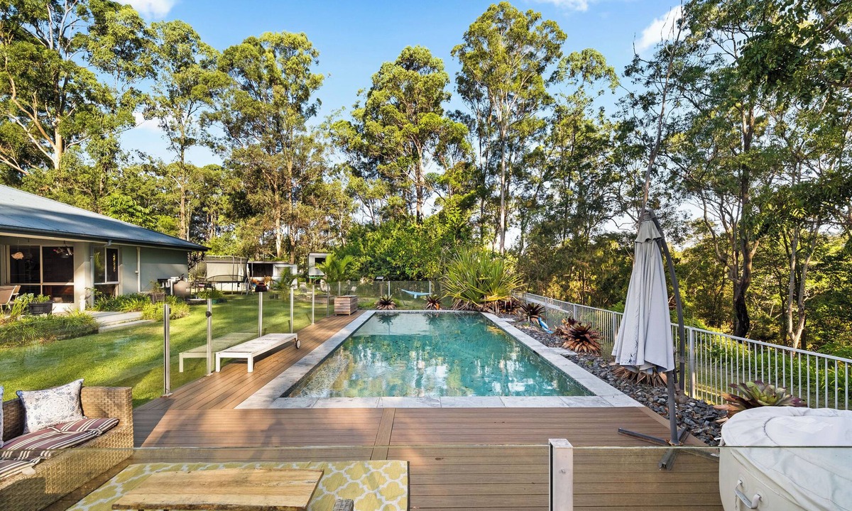 Nerang House | Gold Coast hinterland retreat - pool/hot tub/fire pit/tree house-pet friendly