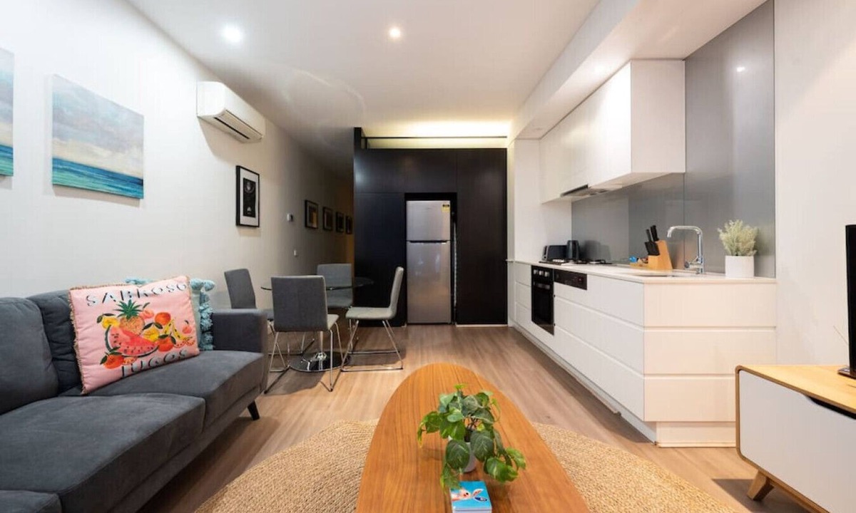 Prahran Apartment | GRATTAN Prime Location - Walk to Cafes, Shops, Parks