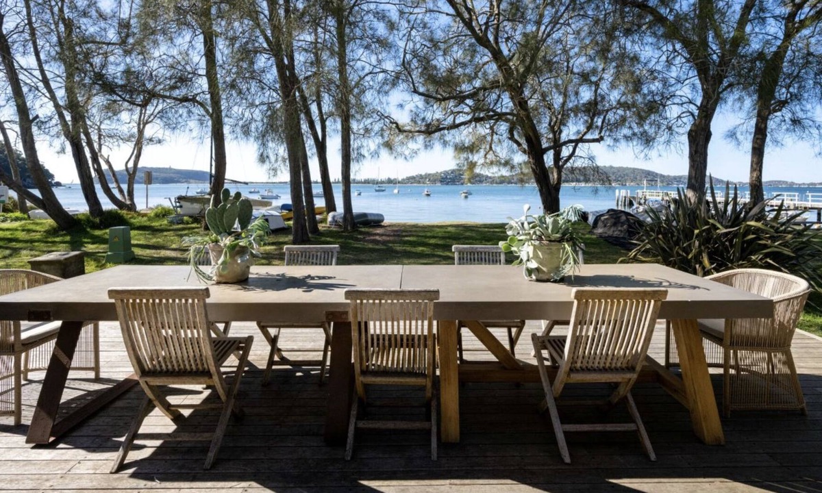 Currawong Beach House | Great Mackerel House - 10 Steps to the beach!
