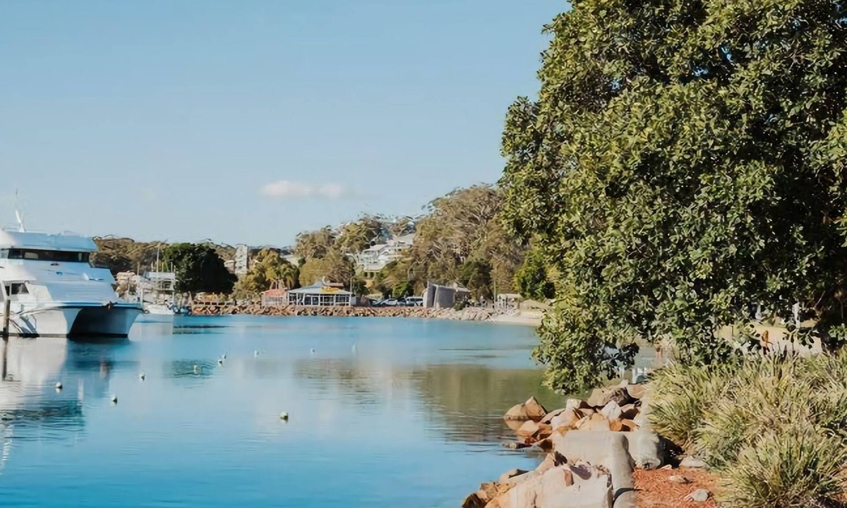 Corlette House | Halyard Beach Haven Dive into Bliss