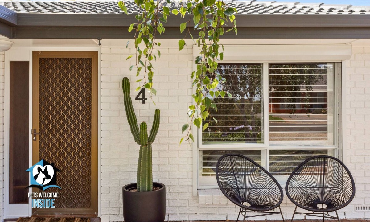 Encounter Bay House | Hampton's Style Holiday Retreat - close to the beach!