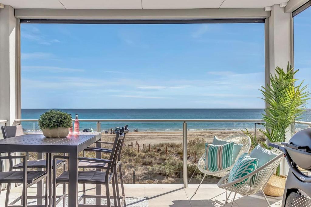 Moana Apartment | Hamptons-inspired Waterfront Living on Moana Beach