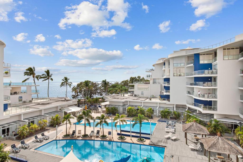 Urangan Apartment | Hamptons Meets Hervey Bay In Upmarket Resort - Ocean Views