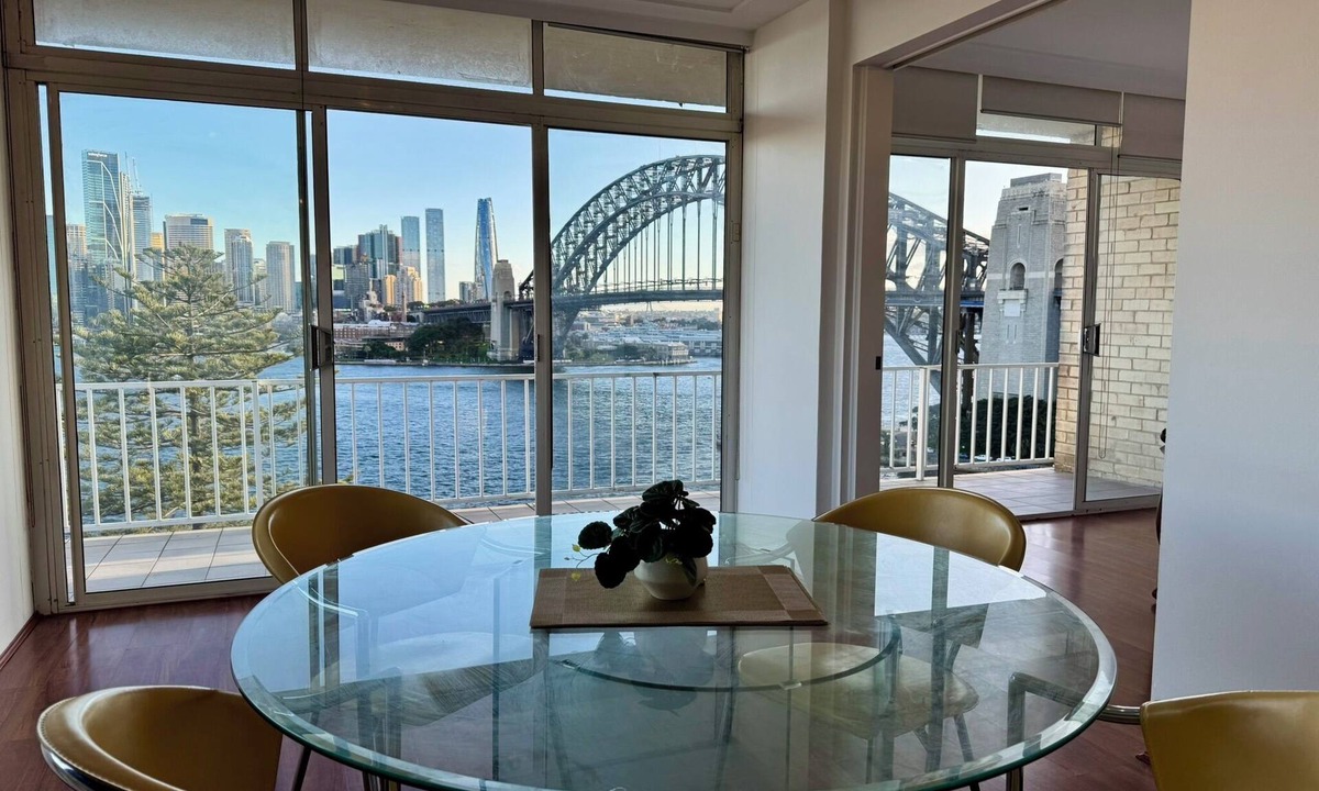 Kirribilli Apartment | Harbour Front Apartment + Balcony View of Opera House & Harbour Bridge