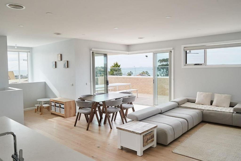 Clifton Springs House | Harbour Horizons - Balcony BBQs and Calm Water Views