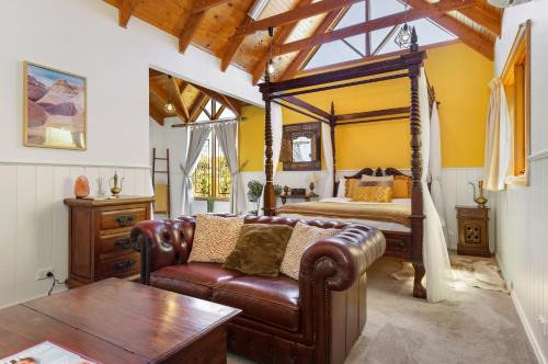 Gembrook Ski Chalet | Harem Cottage Gembrook - Spa Bath & Wood Fireplace