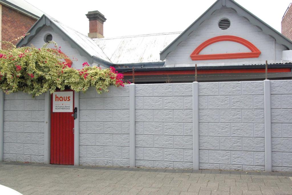 Northbridge Hotel | Haus Accommodation - note - Valid passport required to check-in