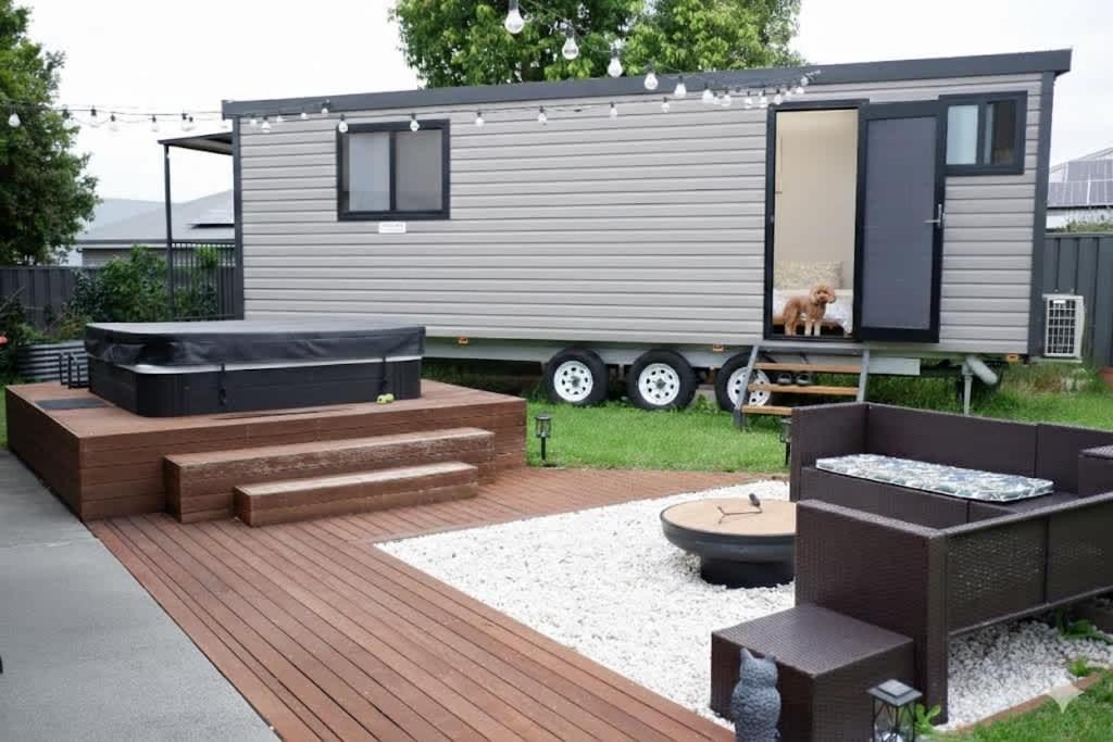 South Nowra House | Havenly Stay A Tiny Home Central Location with Firepit & Spa