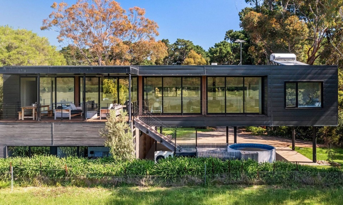 Flinders House | Heated Plunge Pool and Tennis Court - Flinders