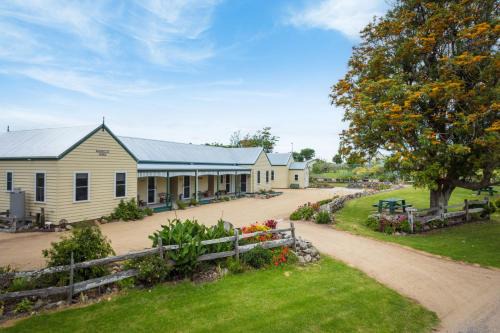 Central Tilba House | Henkley Cottage 4 Daniel