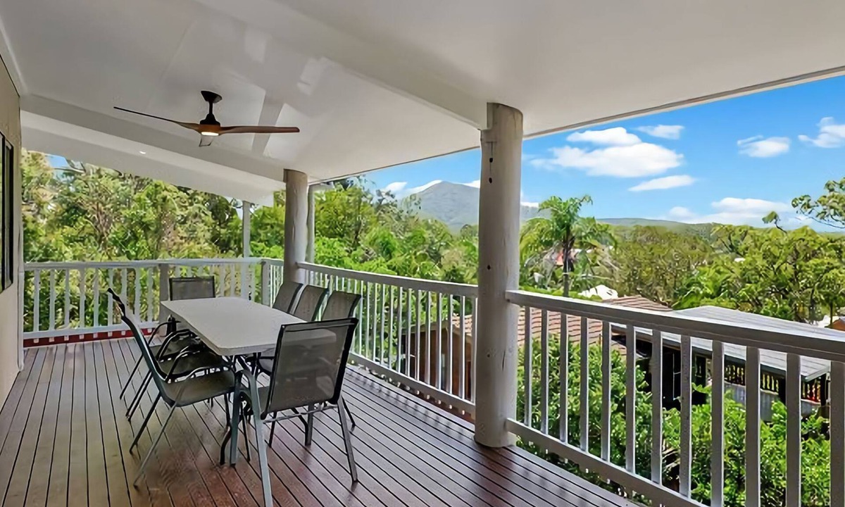 Valla Beach House | Hibiscus Hideaway Valla Beach 4BR home w/two verandahs