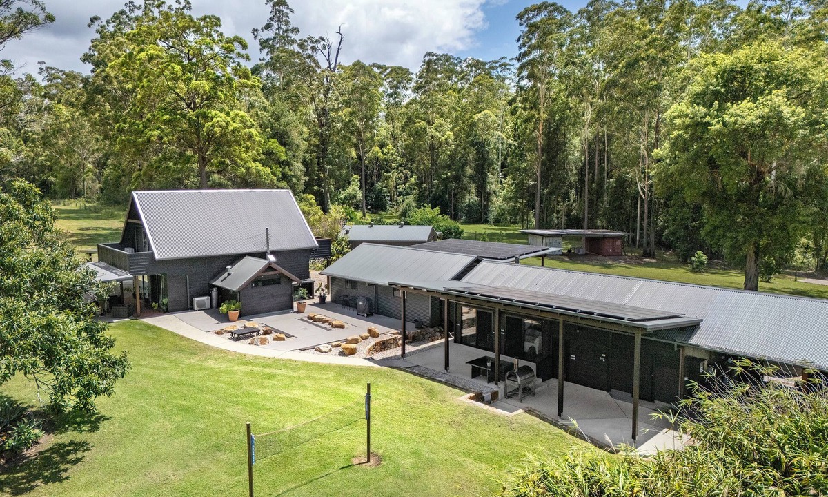 Valla House | Hidden Gem, Unique Rural barn on acreage yet 5 minutes to beautiful Valla Beach