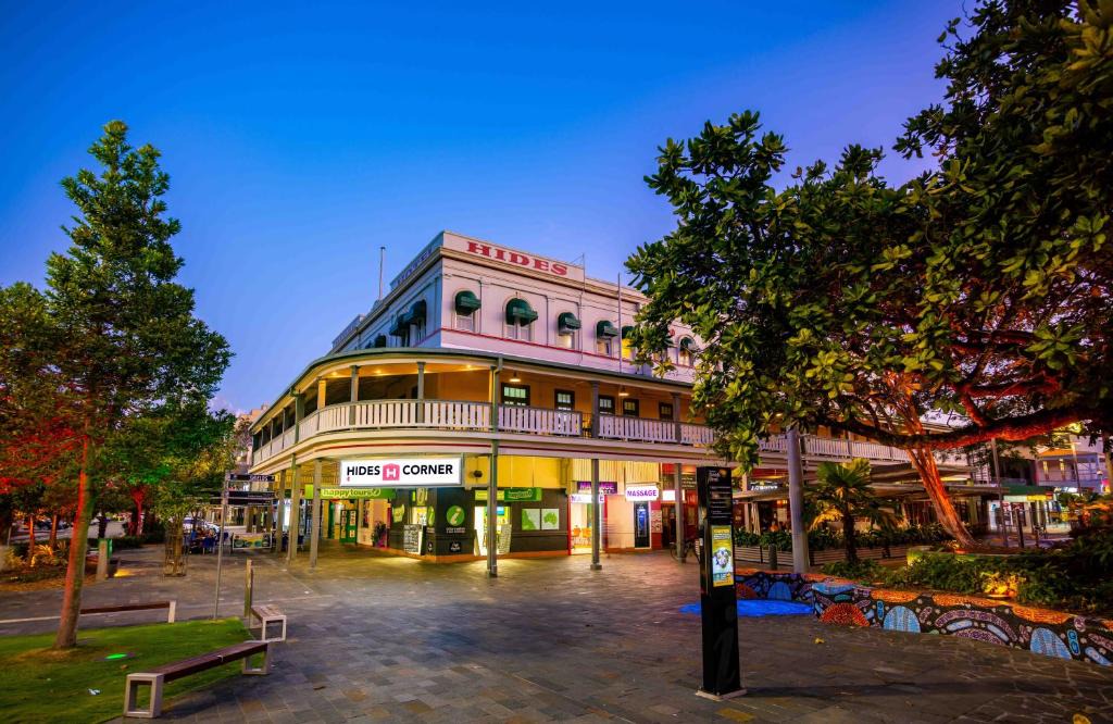 Cairns Central Business District Hotel | Hides Hotel