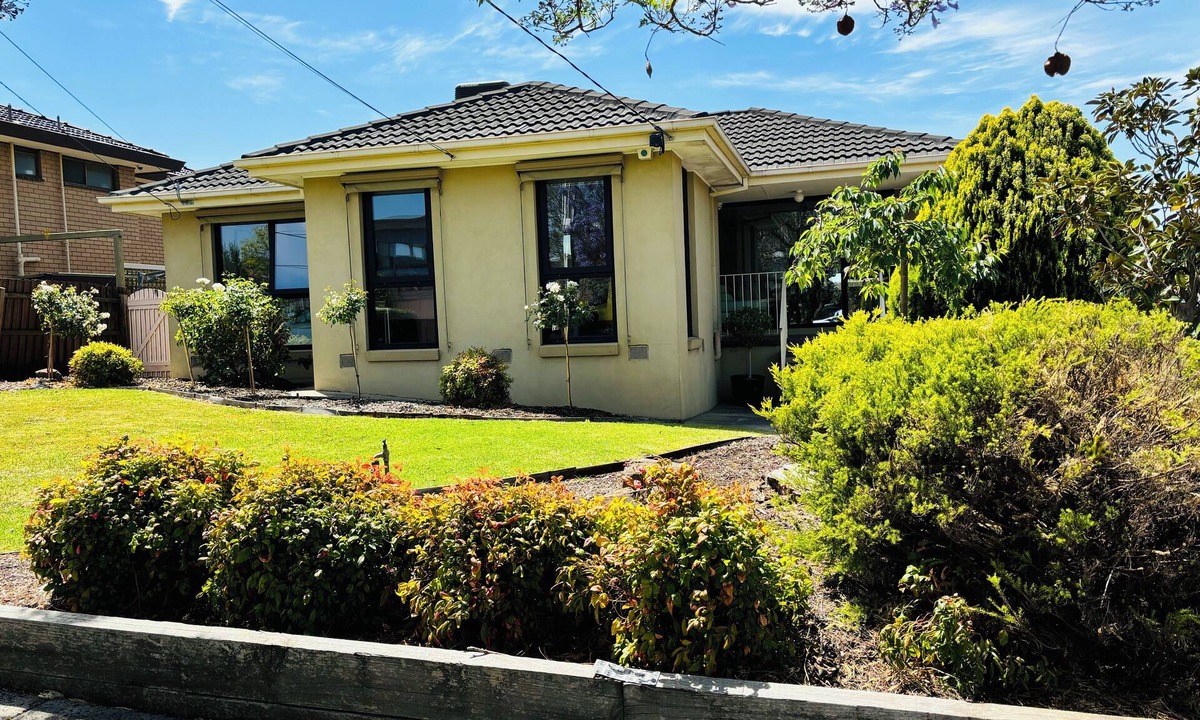 Strathmore Heights House | Hillside Haven - 10 mins from the airport