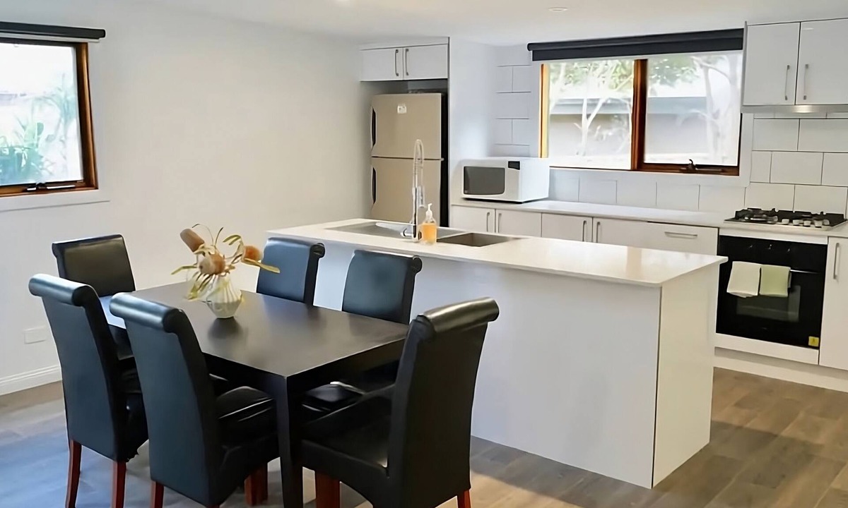 Ironbark House | Honeysuckle St Cottage. Central Location. Sleeps 8