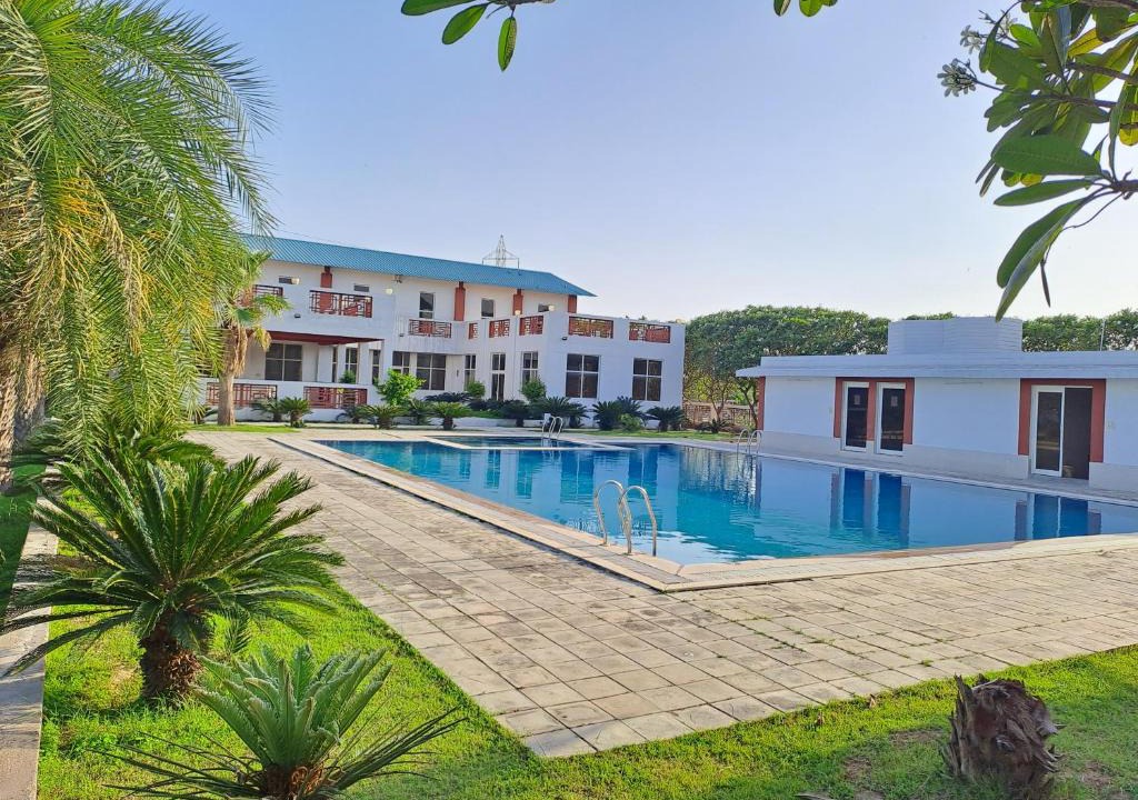 Faridabad House | Hostie Jacranda-3BHK Farm House 40Mins from Gurgaon-Delhi