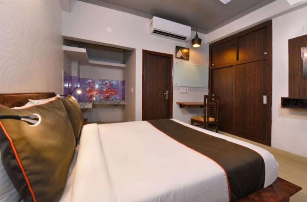 Sector 27 Hotel | Hotel R R Suites By WB Inn