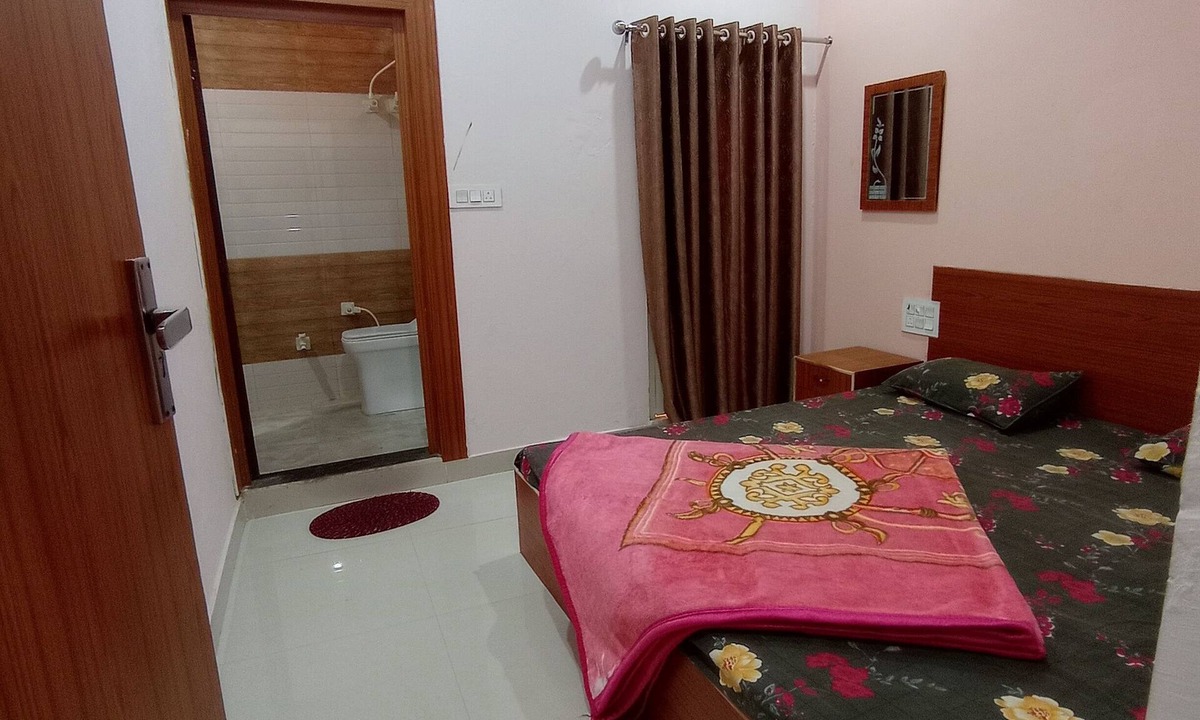 Vrindavan Hotel | Hotel Saraswati Atithi Bhawan Vrindavan