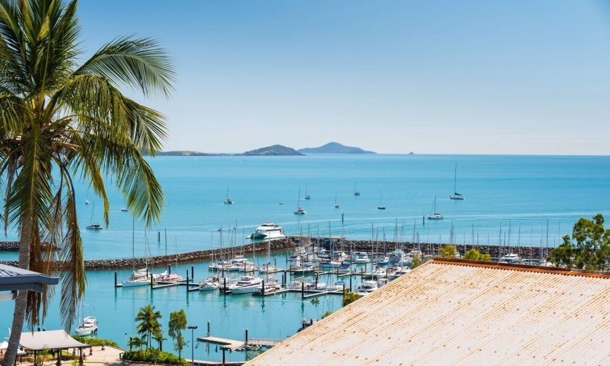 Airlie Beach House | Humble Abode - Private Townhouse + 5 minute walk to Main Street