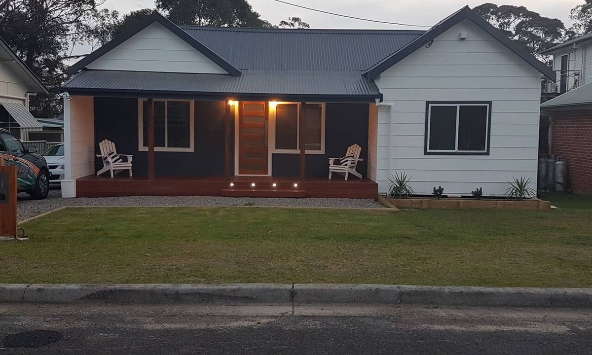 Huskisson House | Husky Central, luxury, 2 minute walk to town, pet friendly, wi-fi, hygenic, warm