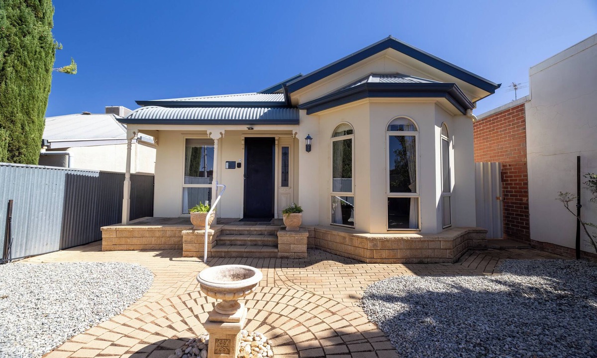 Mildura Central Business District House | Indulge - Private Pine