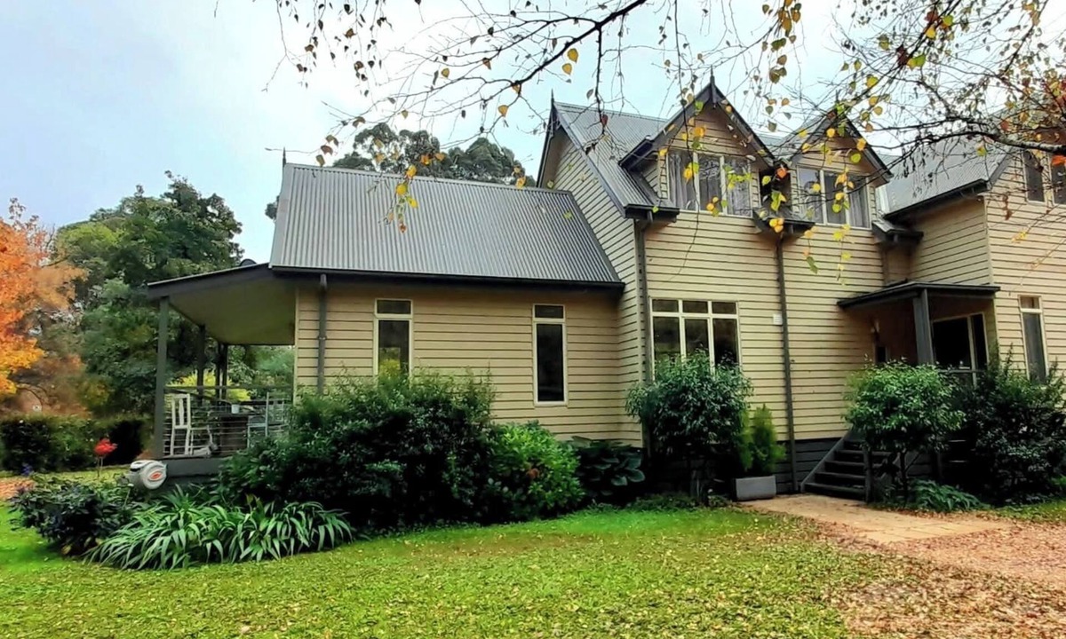 Jamieson House | JAMIESON RIVERFRONT PROPERTY WITH FANTASIC OUTDOOR ENTERTAINMENT AREA