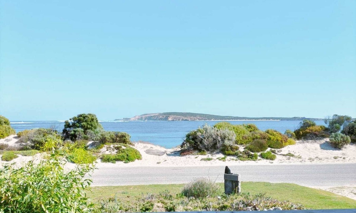 Ward House | Kamaira Beach View Shack. Family and Pet friendly located on the Esplanade.