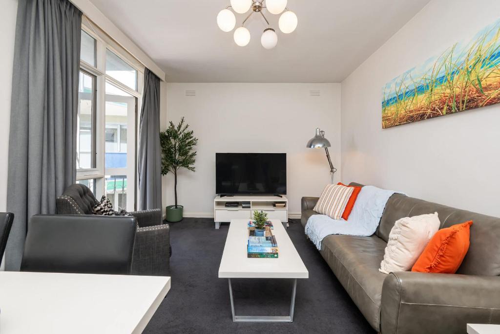 Saint Kilda South Apartment | King Bed and Parking Walk to St Kilda Beach