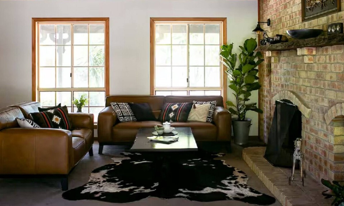Jimboomba House | Kingfisher Lodge: country retreat with king beds, fireplace & pool on acreage