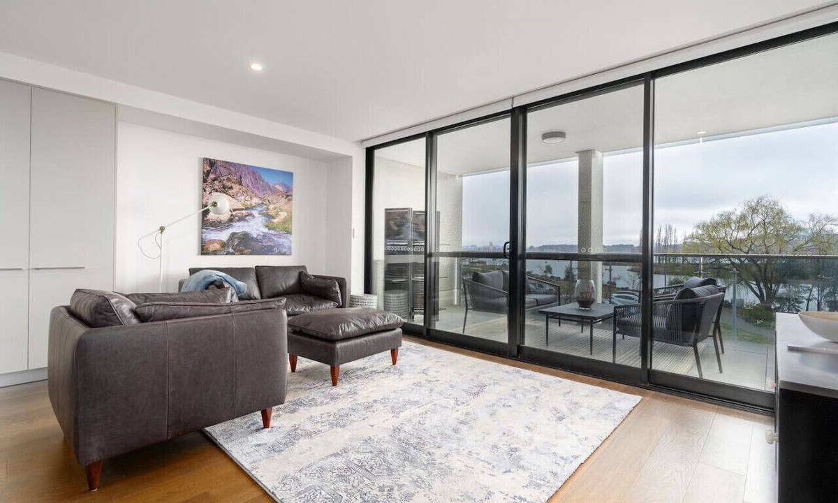 Kingston Apartment | Kingston Foreshore Apt with Water Views