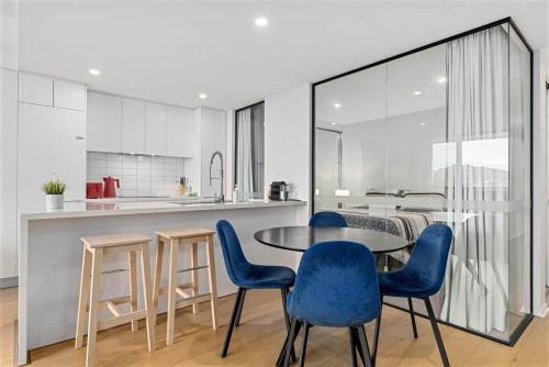 Kingston Apartment | Kingston Lakefront Modern 2bed 2Bath w Parking
