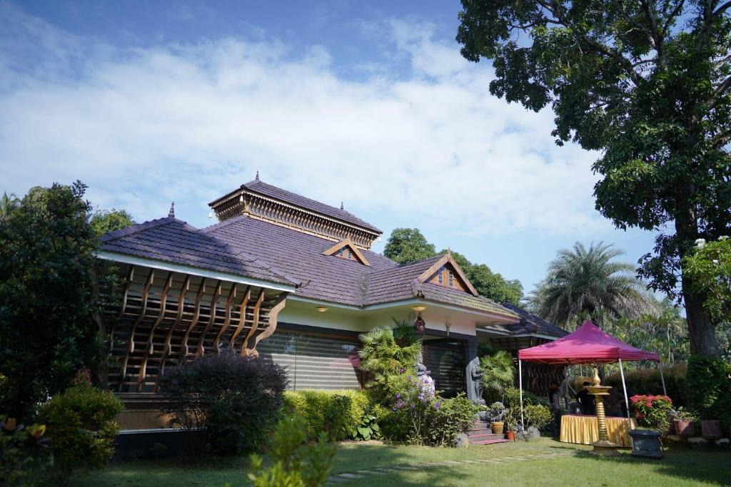 Kothamangalam House | Kudajadri Heritage Pool Homestay Kothamangalam