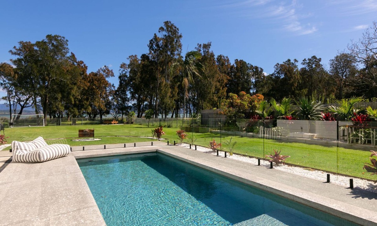 Primbee House | Lake Front Stay - Tranquil Lakefront Living