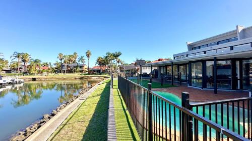 Patterson Lakes House | Lakefront 6B4B House by GoodLive