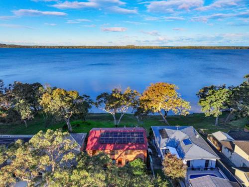 Halekulani House | Lakefront Peace and Relaxation