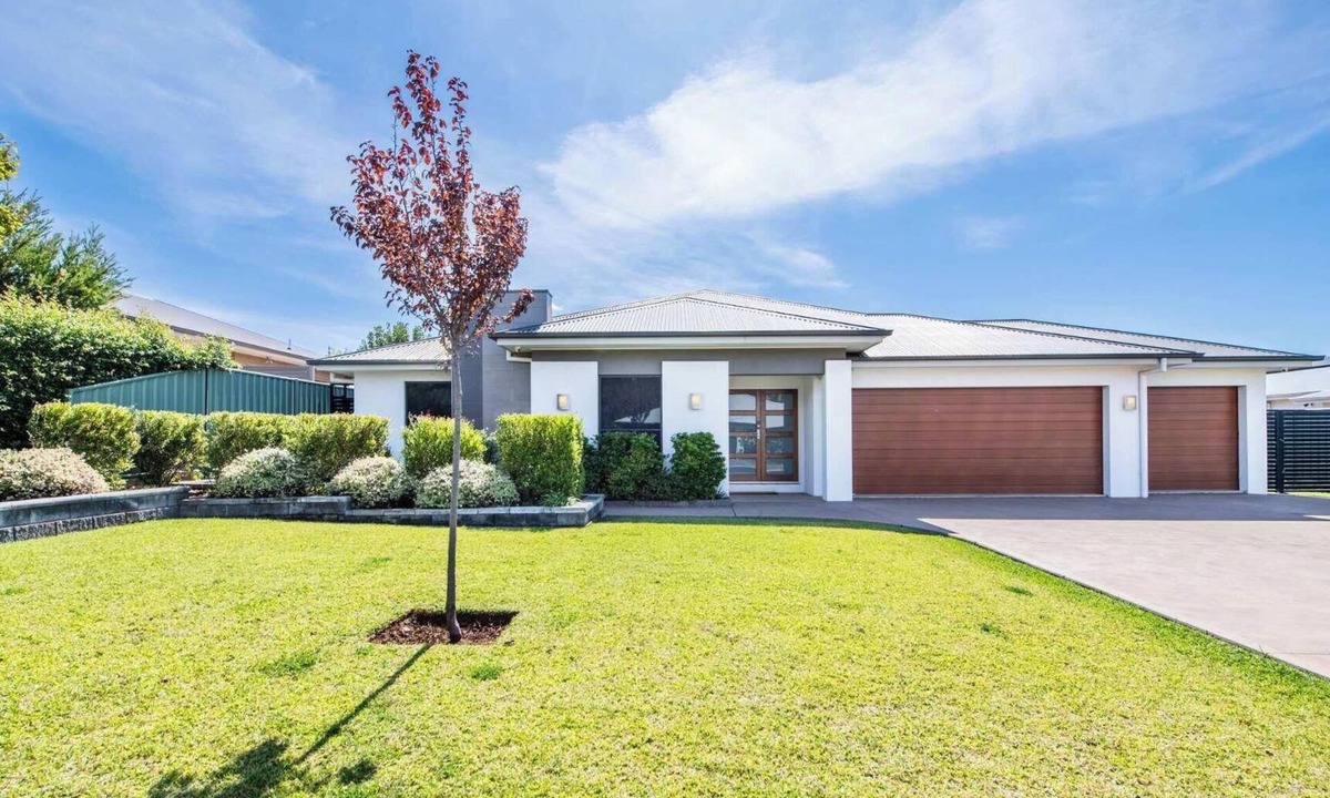 Dubbo House | Lakeside Haven - Homely Charm, Close to Dubbo Zoo
