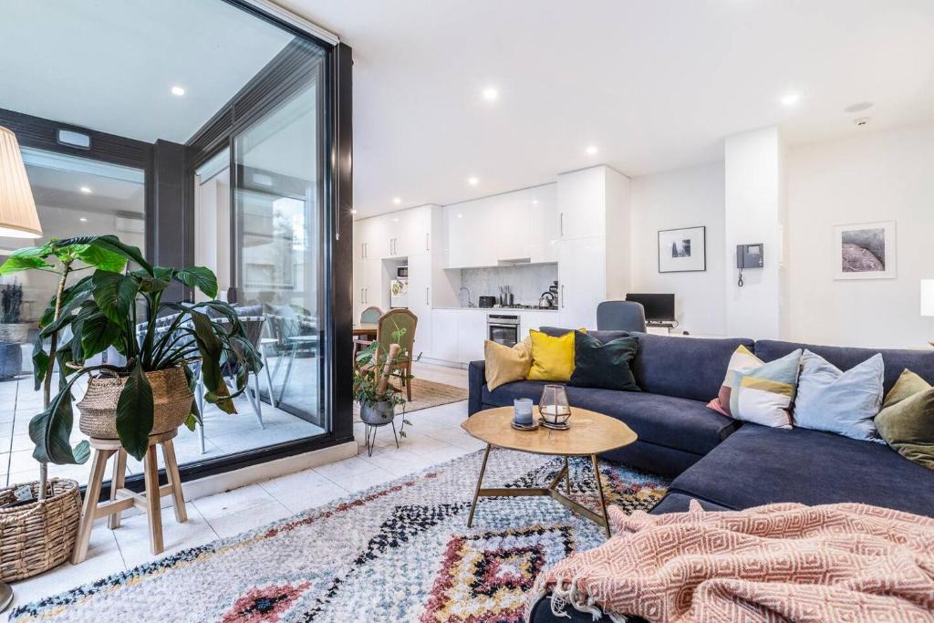 Fitzroy Apartment | Laneway Leisure - Leafy Delight in the Heart of Fitzroy