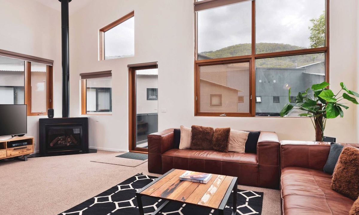 Thredbo Ski Chalet | Large Chalet style apartment 3 minutes walk from Friday Flat.