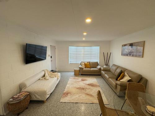 Kirwan Apartment | Large Earthy toned Apartment