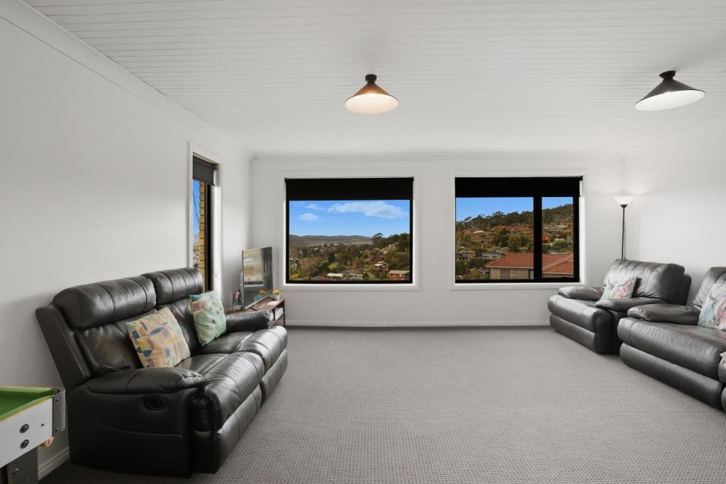Lenah Valley House | Large House, Centrally Located With Amazing Views
