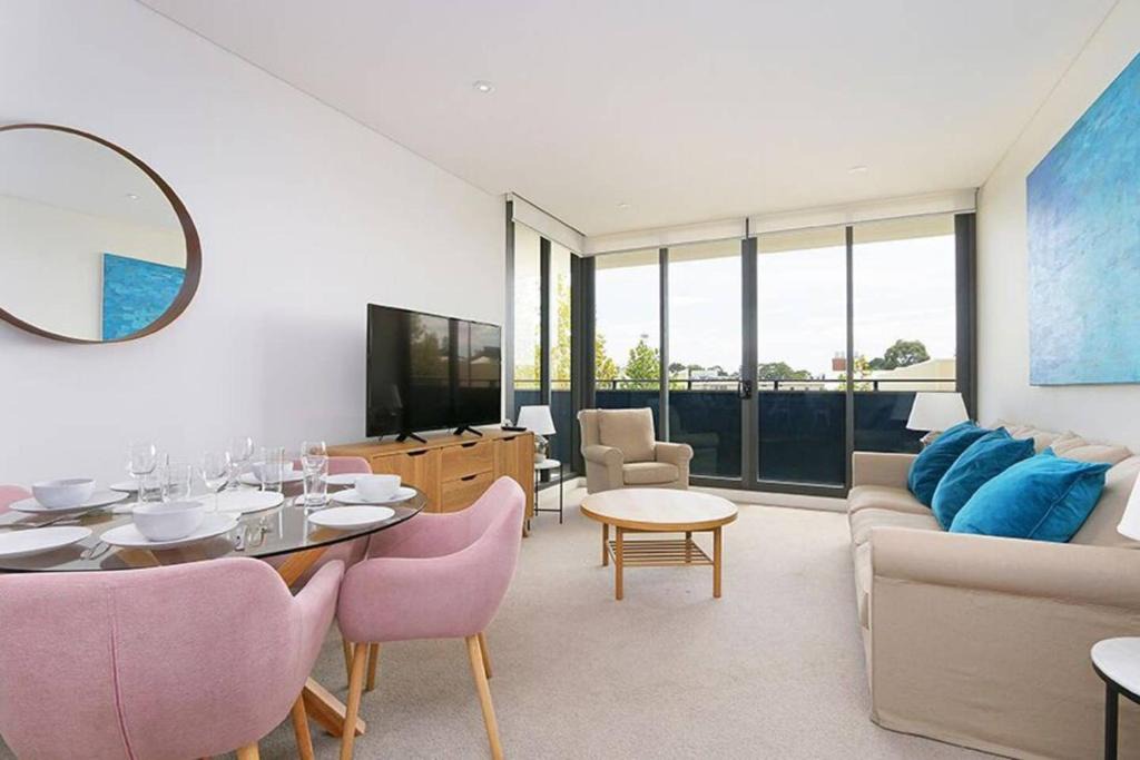 Claremont Apartment | Large Modern 2 Bedroom Apartment near Lake Claremont