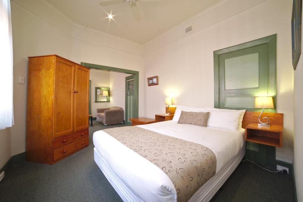 Soldiers Hill Apartment | Large Studio Apartment with spa Central Ballarat
