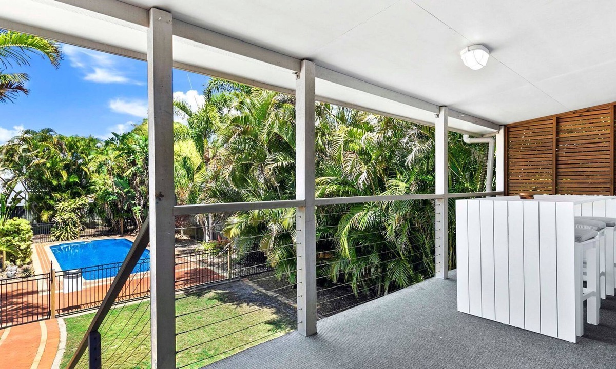 Urangan House | Large Waterfront Home With Pool