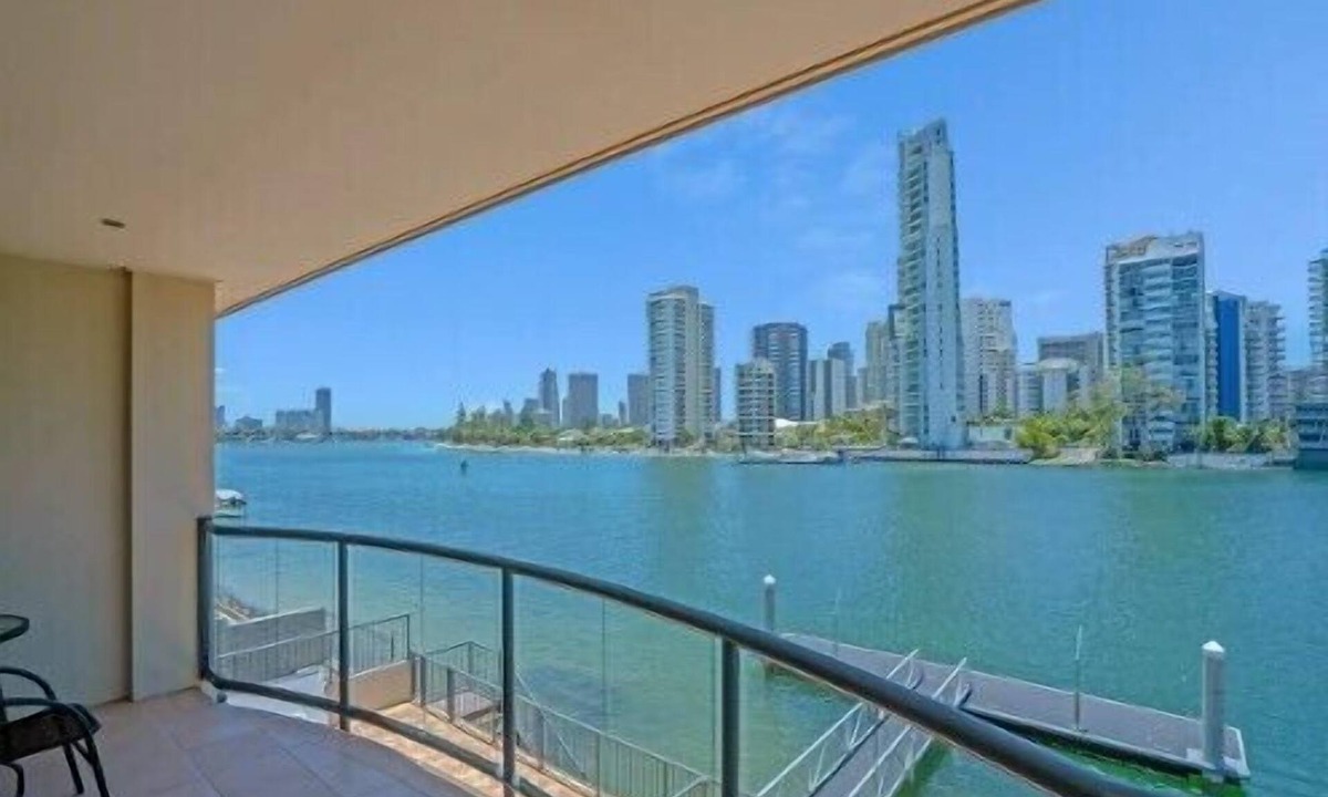 Surfers Paradise Villa | Large Waterfront Luxury Villa Surfers Paradise