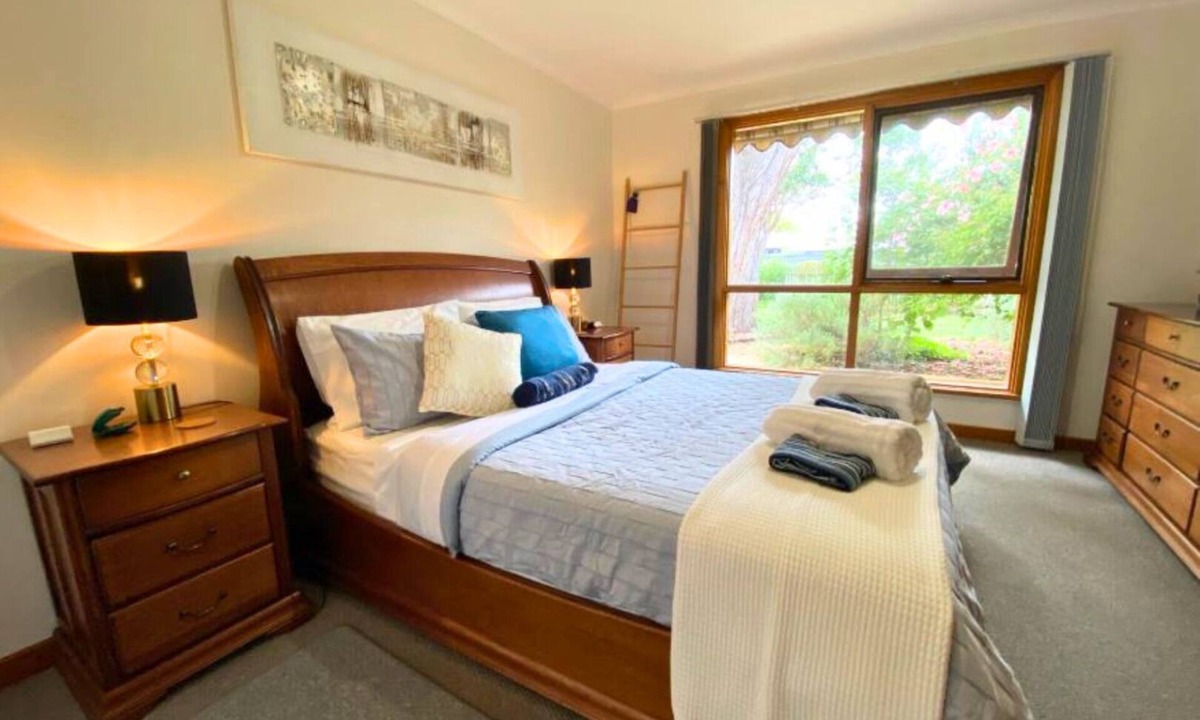 Aldinga Beach House | Lavender Cottage: Coastal Charm & Tranquil Escapes
