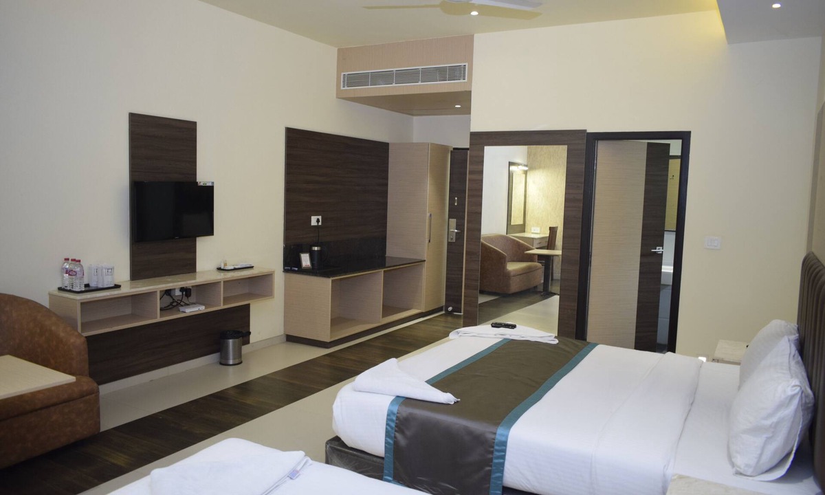 Mayiladuthurai Hotel | Laya Regency
